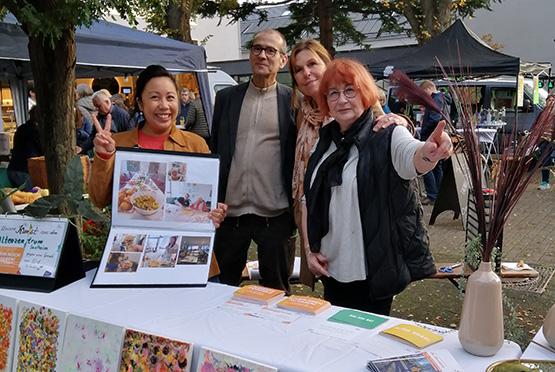 Beim FeierabendMarkt am Rathaus in Seeheim war das Altenzentrum im Oktober 2025 mit einem Stand dabei: April Joy Merkel-Meeske, Marc Zimmermann, Einrichtungsleiterin Kerstin Wick-Suttner und Monika Cartharius (v.l.n.r.) Beim FeierabendMarkt am Rathaus in Seeheim war das Altenzentrum im Oktober 2025 mit einem Stand dabei: April Joy Merkel-Meeske, Marc Zimmermann, Einrichtungsleiterin Kerstin Wick-Suttner und Monika Cartharius (v.l.n.r.)